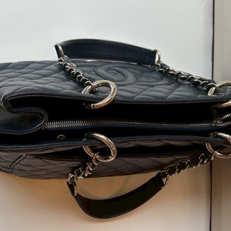 Chanel 銀鍊深藍荔枝皮購物包 GST-11