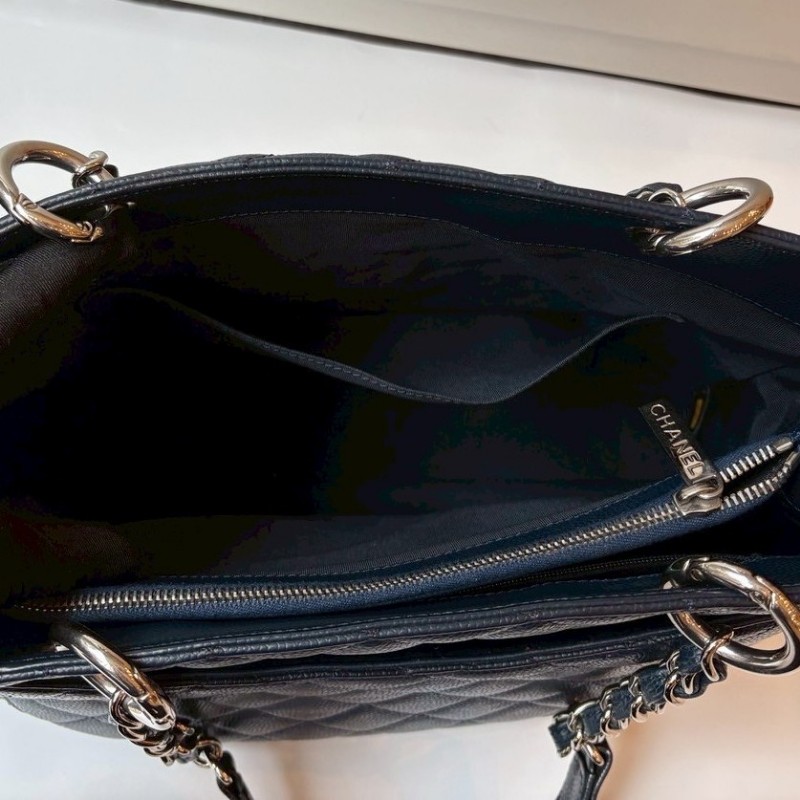 Chanel 銀鍊深藍荔枝皮購物包 GST-13