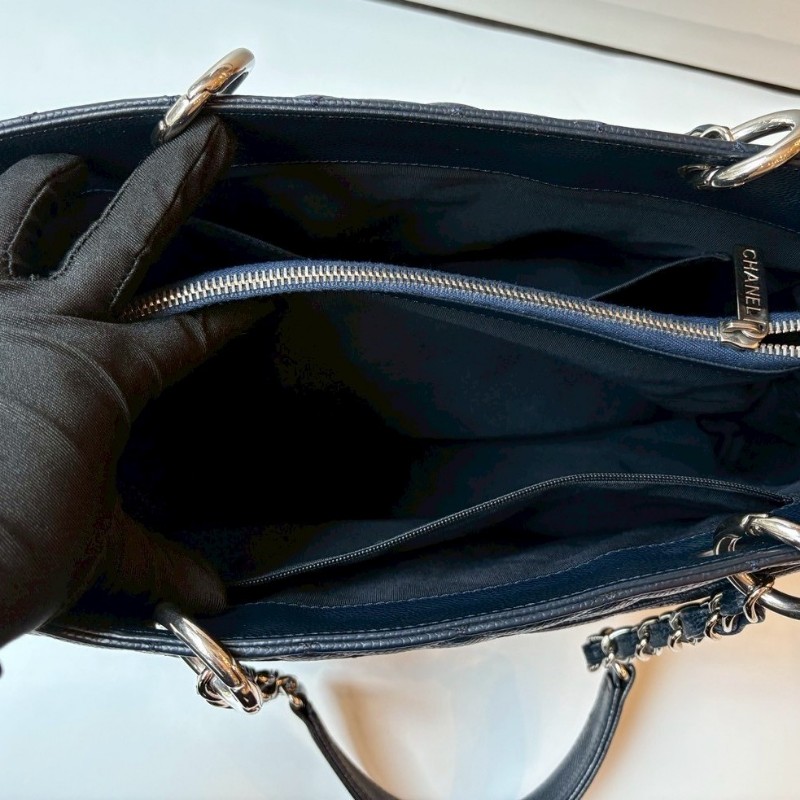 Chanel 銀鍊深藍荔枝皮購物包 GST-16