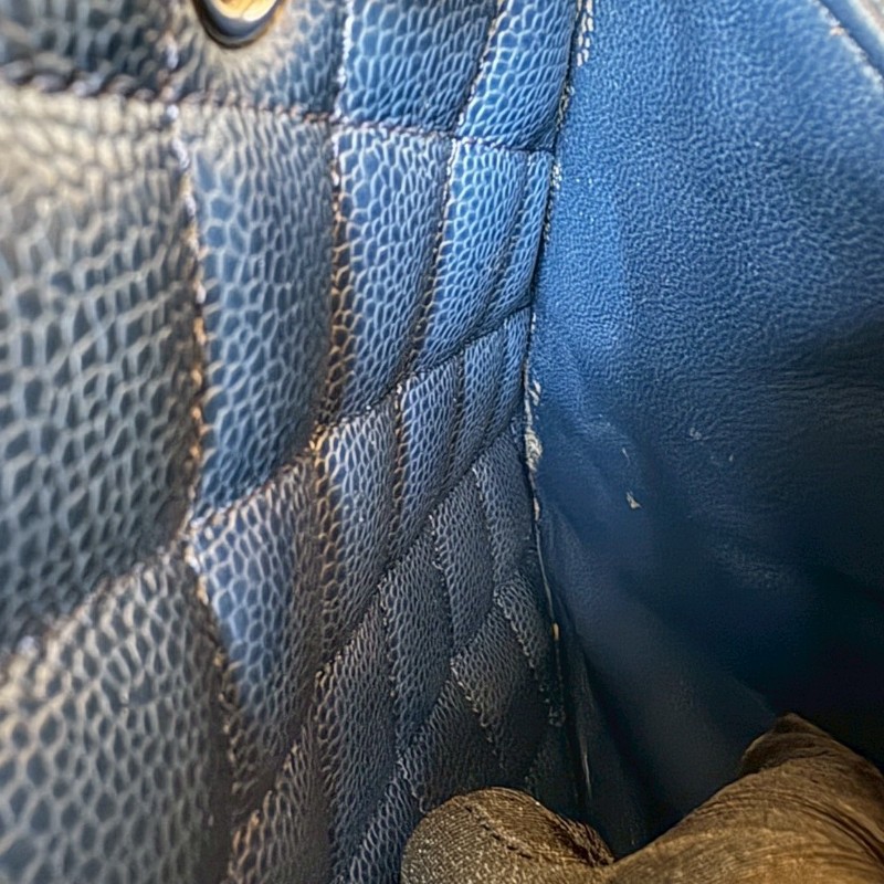 Chanel 銀鍊深藍荔枝皮購物包 GST-18