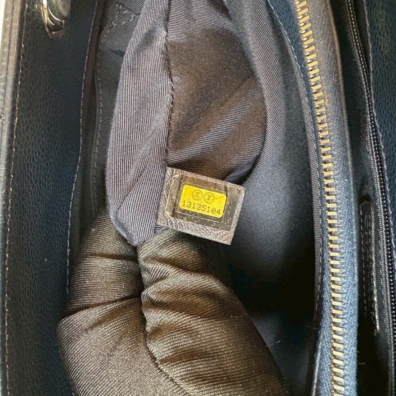 Chanel 銀鍊深藍荔枝皮購物包 GST-19