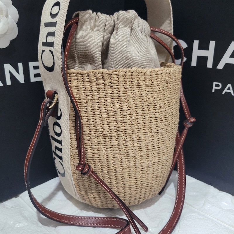 Chloe Woody 草編織帶束口手提兩用水桶包.(淺咖)-0