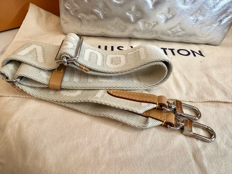 全新 Louis Vuitton Coussin PM 銀色 枕頭包 手袋-15