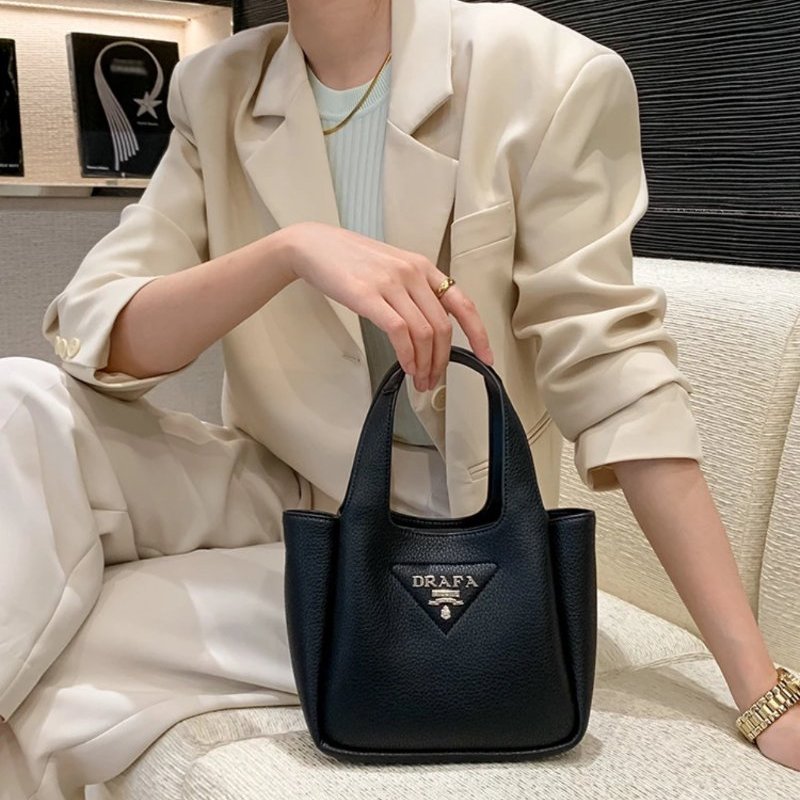 ✨Prada 黑銀菜籃子18軟牛皮顆粒三角標18x16x7cm 全新配件塵袋-0