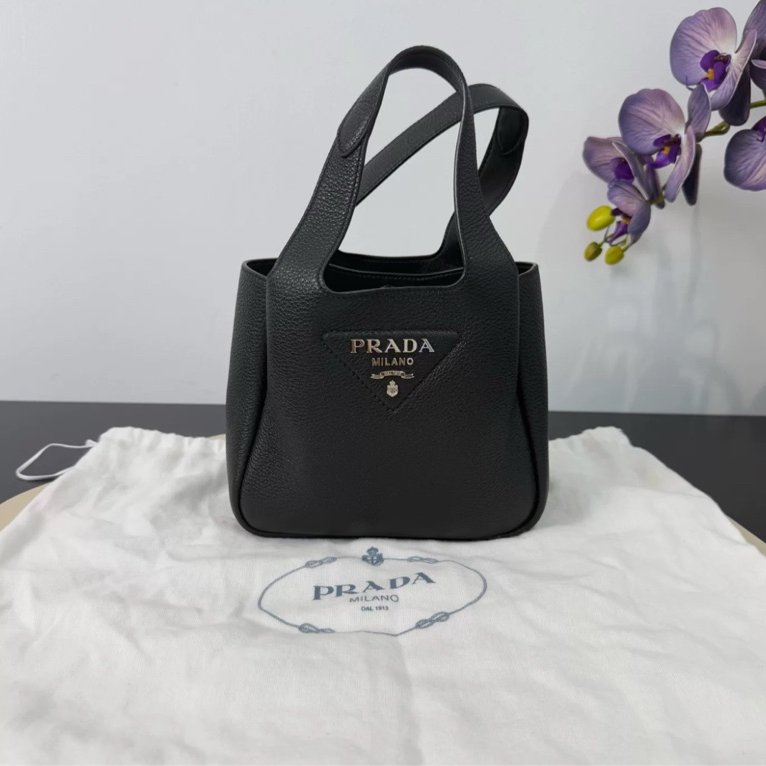 ✨Prada 黑銀菜籃子18軟牛皮顆粒三角標18x16x7cm 全新配件塵袋-2