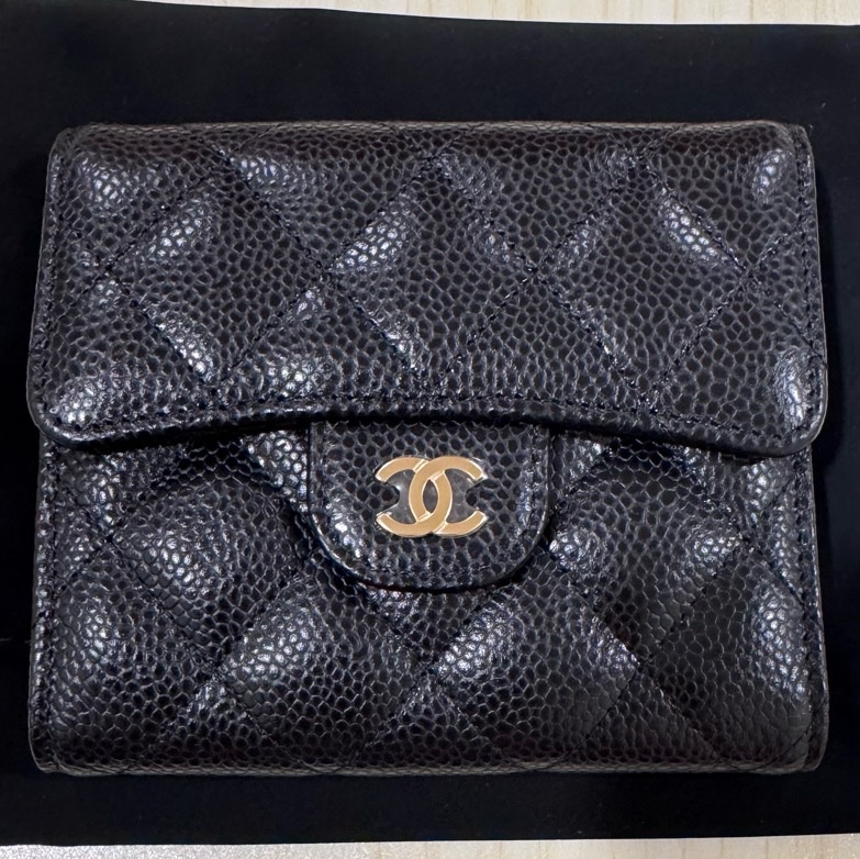 Chanel 香奈兒經典荔枝牛皮黑金三折短夾（用iphone15pro原相機拍的，無濾鏡，照片比實際上還暗了一點，本體比較亮一點🌟）-0