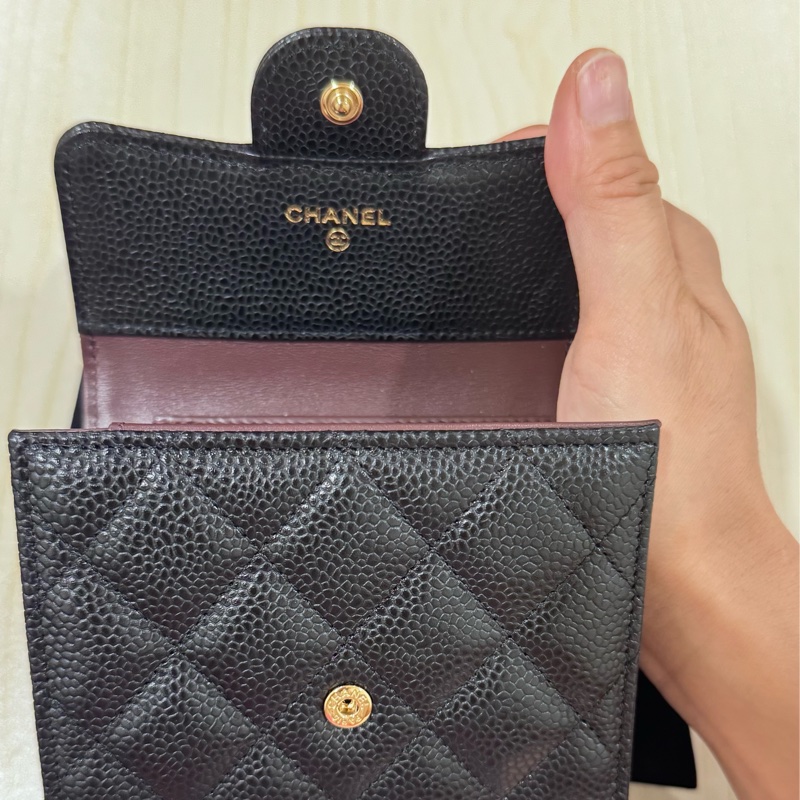 Chanel 香奈兒經典荔枝牛皮黑金三折短夾（用iphone15pro原相機拍的，無濾鏡，照片比實際上還暗了一點，本體比較亮一點🌟）-1