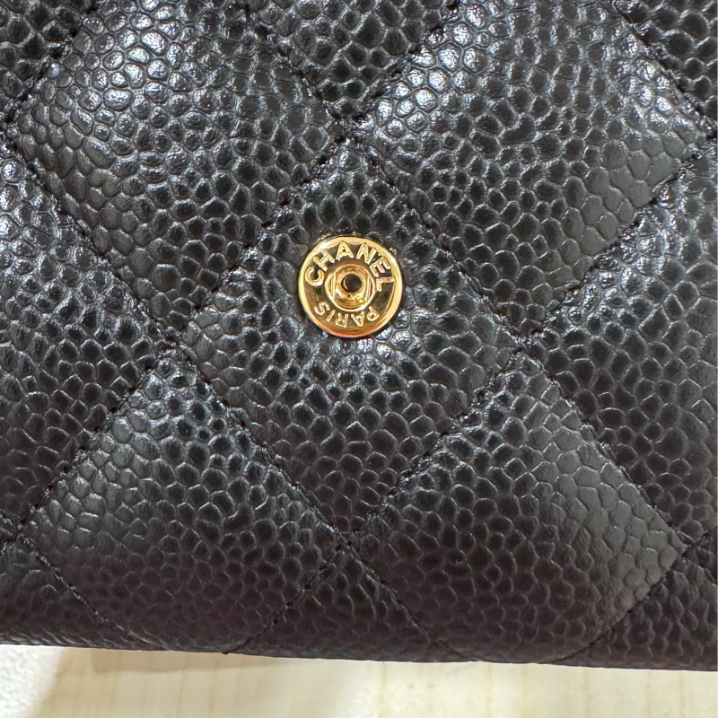 Chanel 香奈兒經典荔枝牛皮黑金三折短夾（用iphone15pro原相機拍的，無濾鏡，照片比實際上還暗了一點，本體比較亮一點🌟）-4