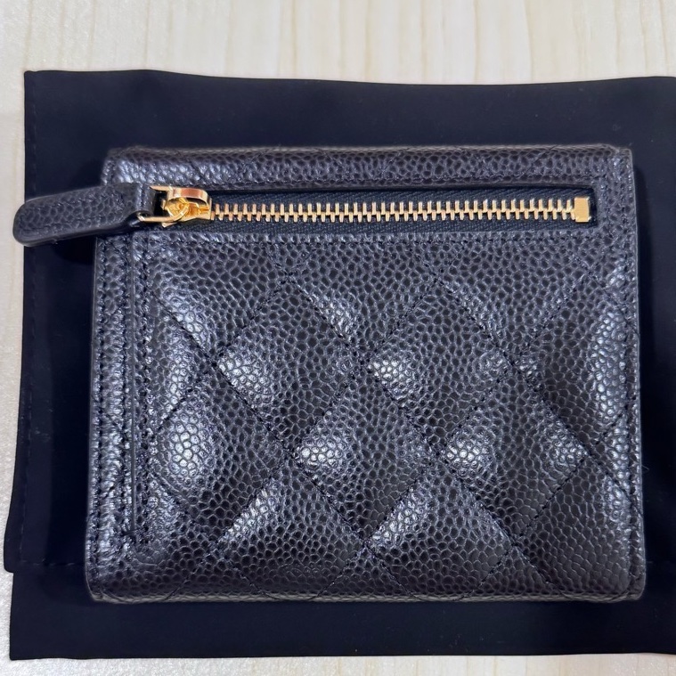 Chanel 香奈兒經典荔枝牛皮黑金三折短夾（用iphone15pro原相機拍的，無濾鏡，照片比實際上還暗了一點，本體比較亮一點🌟）-5