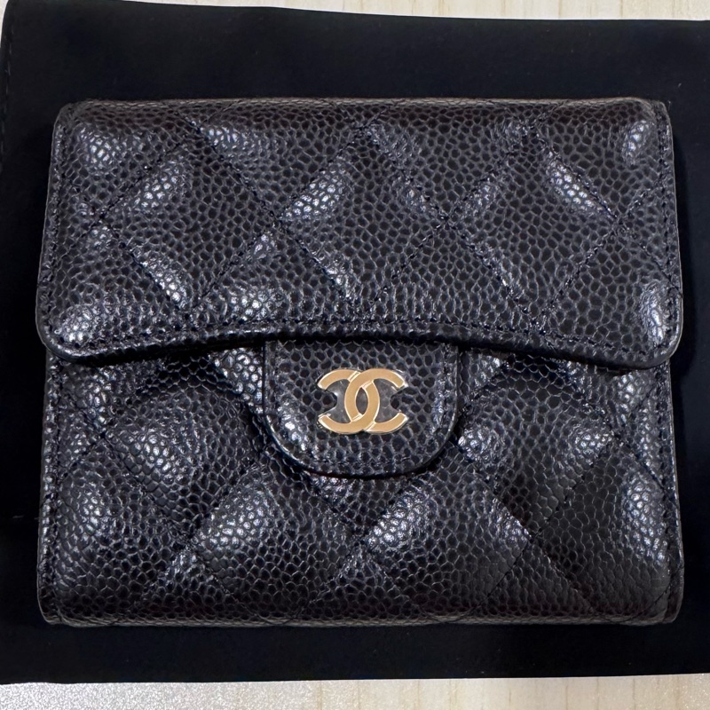 Chanel 香奈兒經典荔枝牛皮黑金三折短夾（用iphone15pro原相機拍的，無濾鏡，照片比實際上還暗了一點，本體比較亮一點🌟）-6