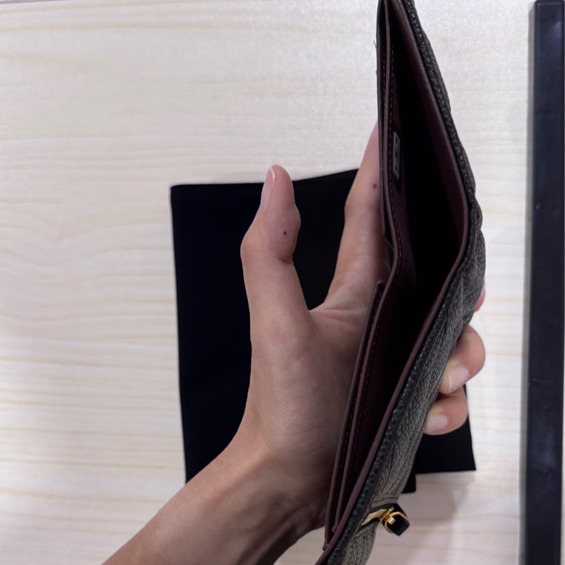 Chanel 香奈兒經典荔枝牛皮黑金三折短夾（用iphone15pro原相機拍的，無濾鏡，照片比實際上還暗了一點，本體比較亮一點🌟）-8