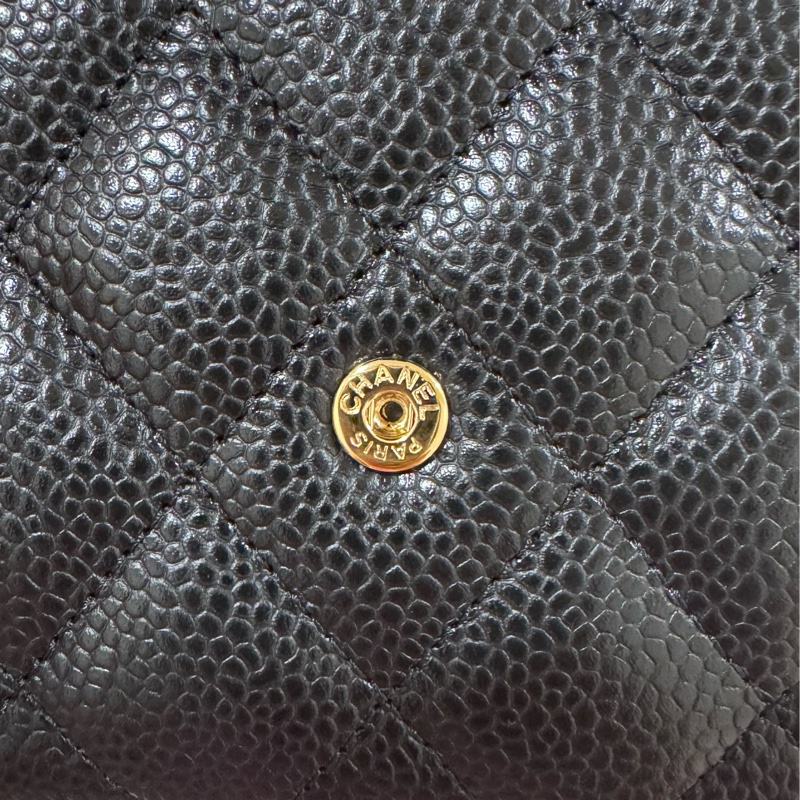 Chanel 香奈兒經典荔枝牛皮黑金三折短夾（用iphone15pro原相機拍的，無濾鏡，照片比實際上還暗了一點，本體比較亮一點🌟）-11