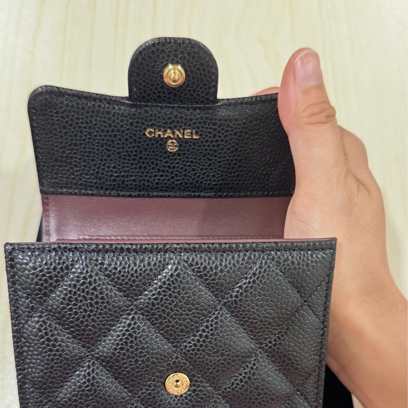 Chanel 香奈兒經典荔枝牛皮黑金三折短夾（用iphone15pro原相機拍的，無濾鏡，照片比實際上還暗了一點，本體比較亮一點🌟）-12