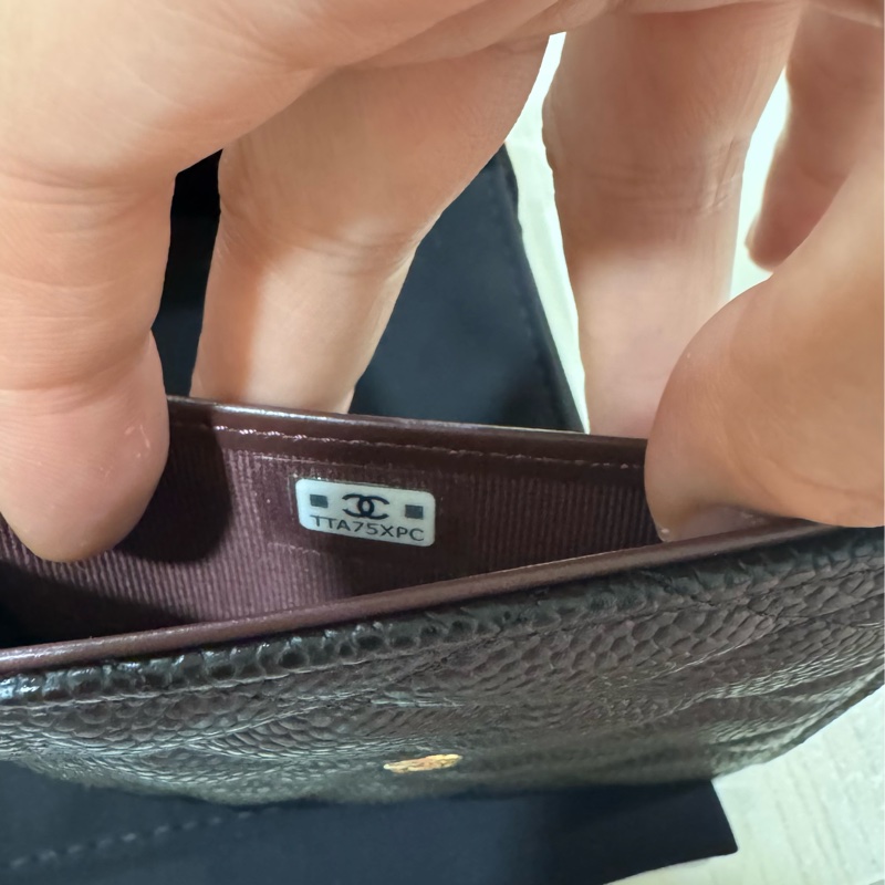 Chanel 香奈兒經典荔枝牛皮黑金三折短夾（用iphone15pro原相機拍的，無濾鏡，照片比實際上還暗了一點，本體比較亮一點🌟）-13