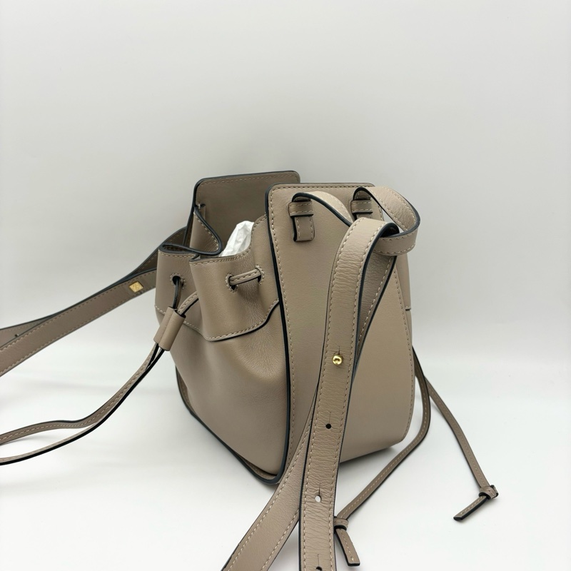 LOEWE 羅意威 沙色Hammock mini 吊床包-2