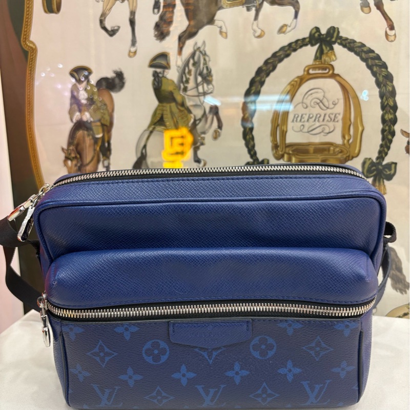 LV路易威登outdoor系列藍色牛皮 郵差包-0