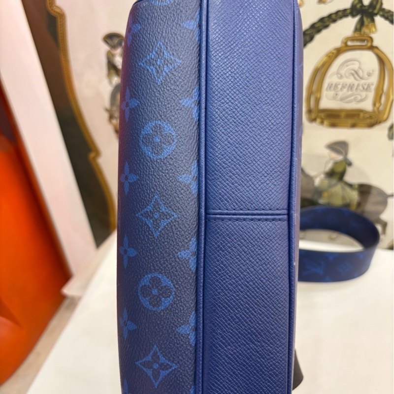 LV路易威登outdoor系列藍色牛皮 郵差包-5
