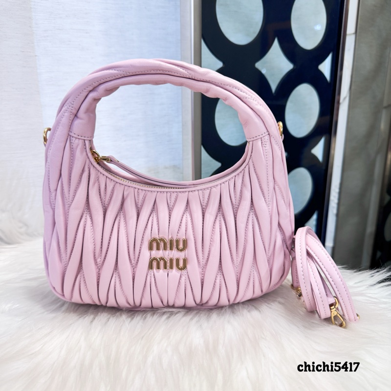 MiuMiu Wander Matelassé雪花石膏粉納帕羊皮半月手袋 離櫃品-0