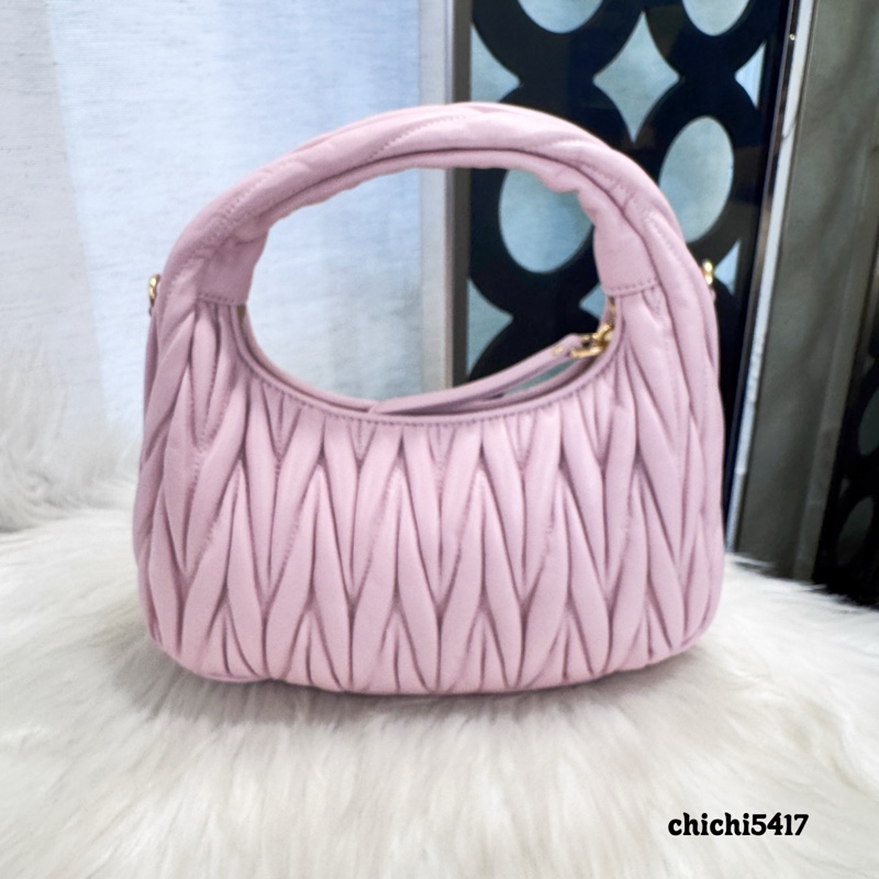 MiuMiu Wander Matelassé雪花石膏粉納帕羊皮半月手袋 離櫃品-1