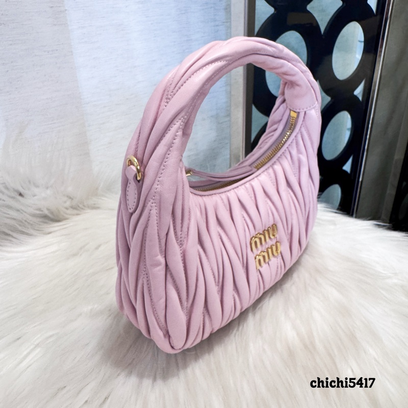 MiuMiu Wander Matelassé雪花石膏粉納帕羊皮半月手袋 離櫃品-2