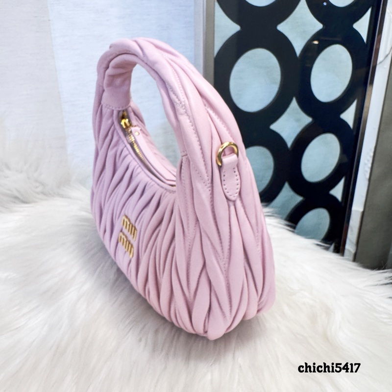 MiuMiu Wander Matelassé雪花石膏粉納帕羊皮半月手袋 離櫃品-3