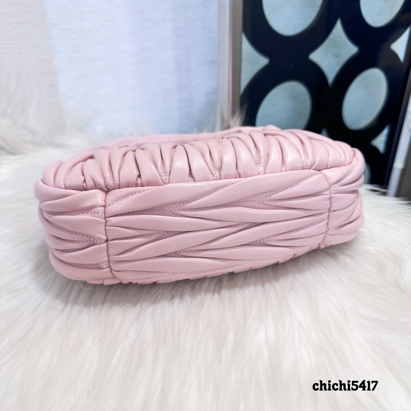 MiuMiu Wander Matelassé雪花石膏粉納帕羊皮半月手袋 離櫃品-4