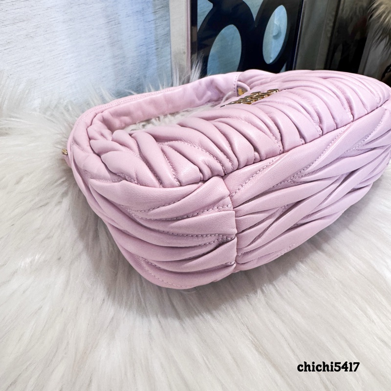 MiuMiu Wander Matelassé雪花石膏粉納帕羊皮半月手袋 離櫃品-5