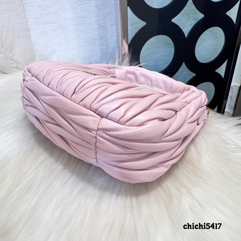 MiuMiu Wander Matelassé雪花石膏粉納帕羊皮半月手袋 離櫃品-6