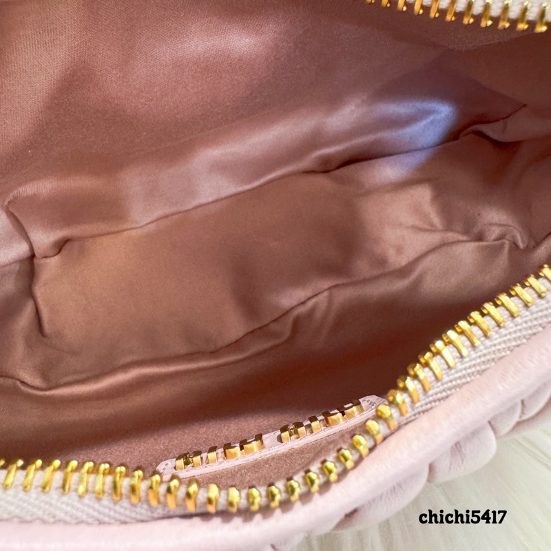 MiuMiu Wander Matelassé雪花石膏粉納帕羊皮半月手袋 離櫃品-7