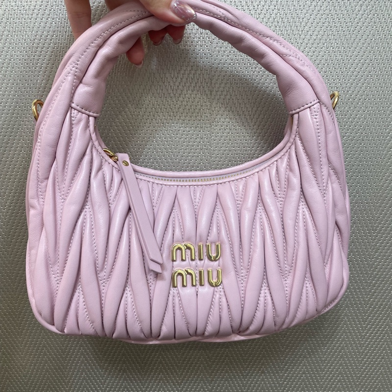 Miu Miu Wander Matelasse雪花石膏粉納帕羊皮半月包❤️張員瑛同款❤️-0