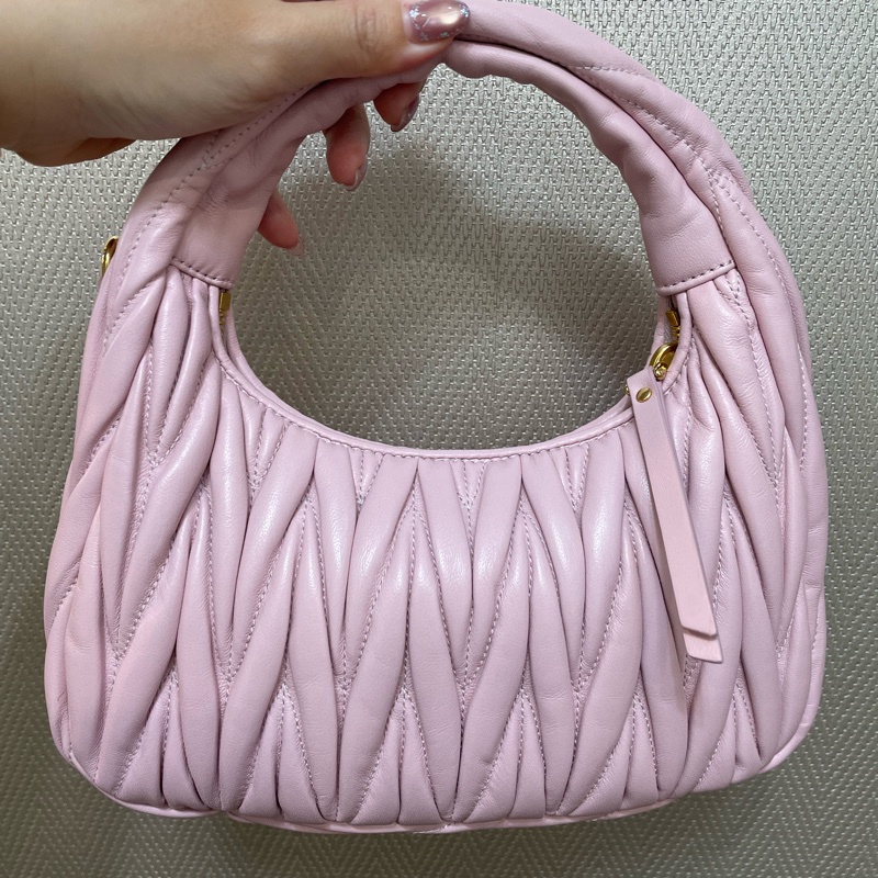 Miu Miu Wander Matelasse雪花石膏粉納帕羊皮半月包❤️張員瑛同款❤️-1