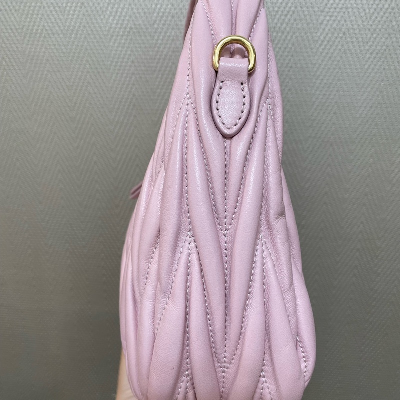 Miu Miu Wander Matelasse雪花石膏粉納帕羊皮半月包❤️張員瑛同款❤️-2
