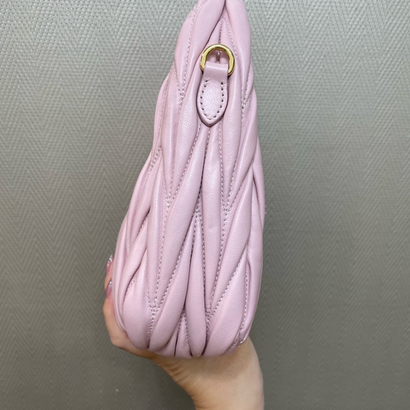 Miu Miu Wander Matelasse雪花石膏粉納帕羊皮半月包❤️張員瑛同款❤️-3