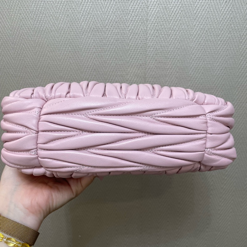 Miu Miu Wander Matelasse雪花石膏粉納帕羊皮半月包❤️張員瑛同款❤️-4