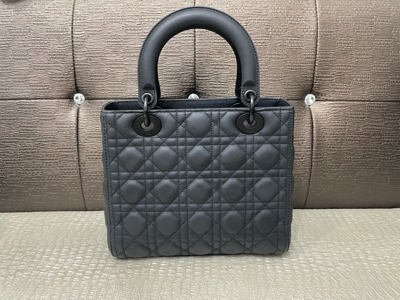 Dior 啞光黑羊皮黑釦Lady Dior中號-1