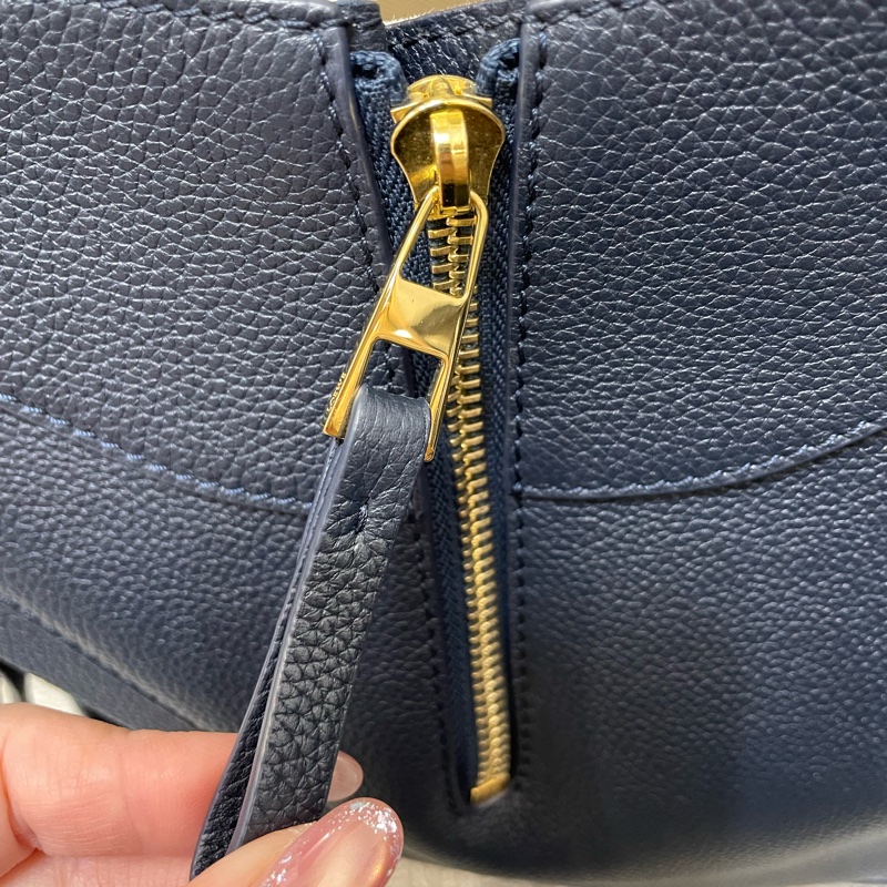 Loewe 深藍牛皮金釦Hammock小號吊床包-6