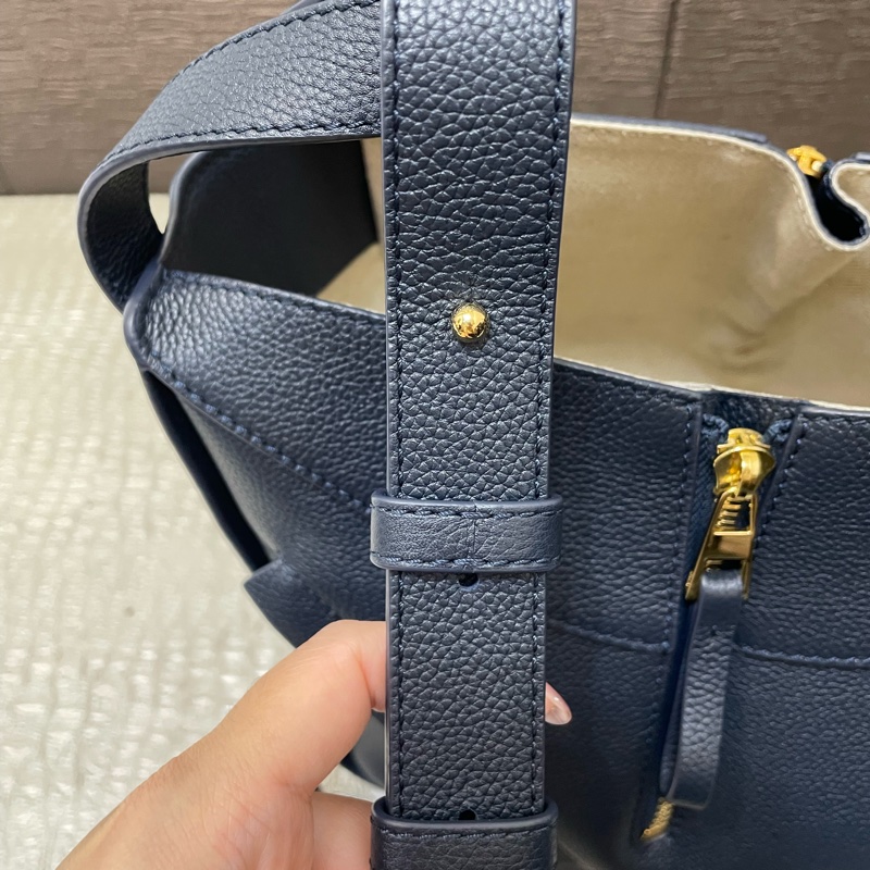 Loewe 深藍牛皮金釦Hammock小號吊床包-7