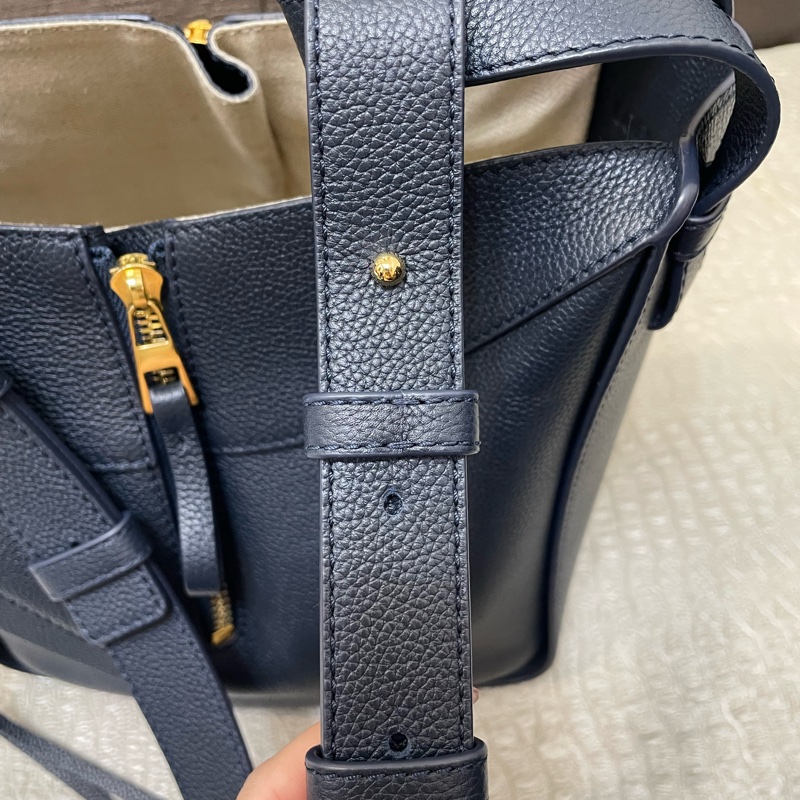 Loewe 深藍牛皮金釦Hammock小號吊床包-8