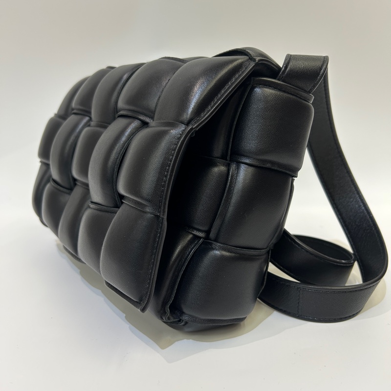 Bv 黑羊皮Casselle15格大編織枕頭包-1