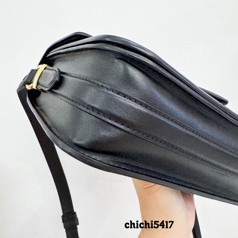 Lv Pont9 黑牛皮斜背包-6