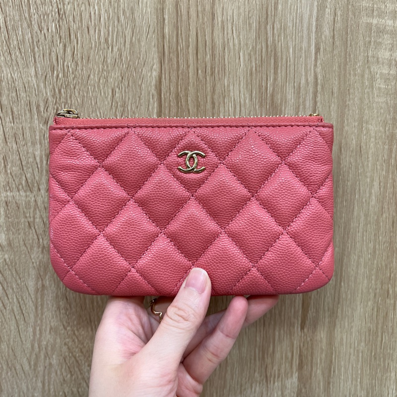 Chanel 玫粉荔枝牛皮金釦零錢包A82365-0