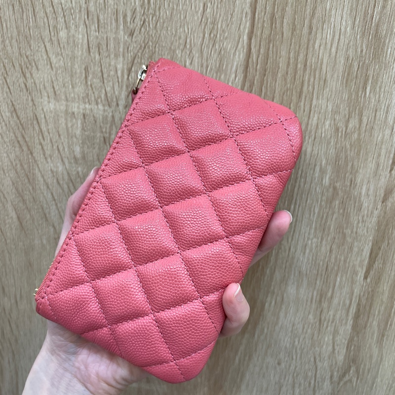 Chanel 玫粉荔枝牛皮金釦零錢包A82365-6