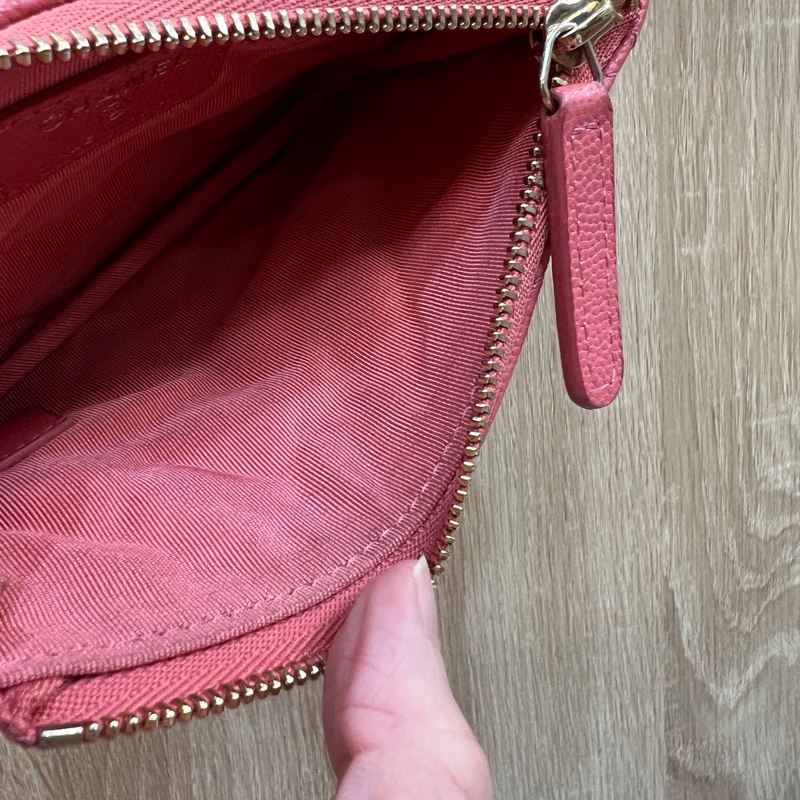 Chanel 玫粉荔枝牛皮金釦零錢包A82365-9