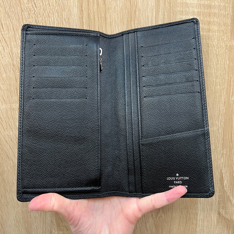 LV 岩灰Taiga牛皮12卡對開Brazza長夾M32572-7