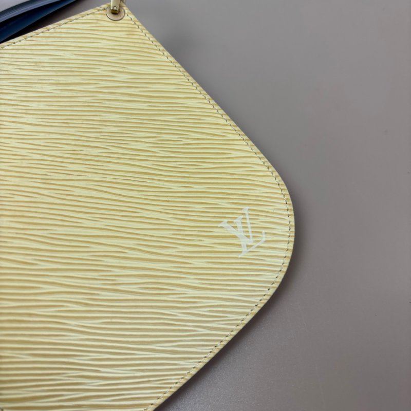 ::LOUIS VUITTON:: LV M5262A 米黃色EPI皮革吸釦橫式手提肩背包-1
