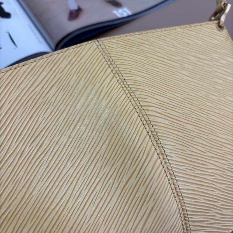 ::LOUIS VUITTON:: LV M5262A 米黃色EPI皮革吸釦橫式手提肩背包-3