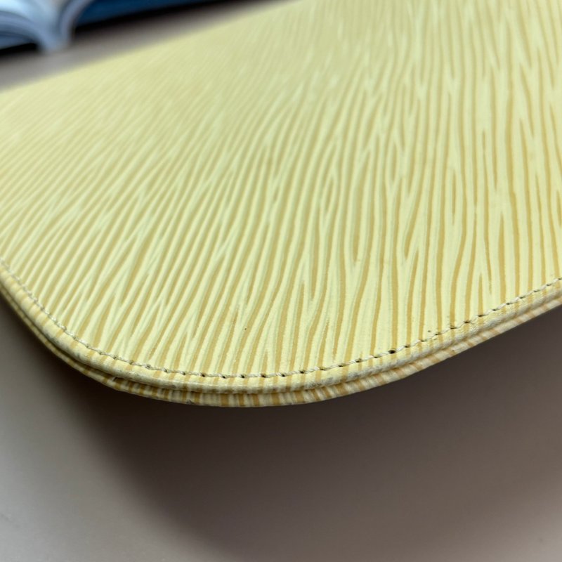 ::LOUIS VUITTON:: LV M5262A 米黃色EPI皮革吸釦橫式手提肩背包-5
