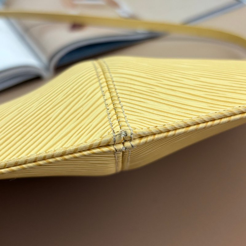::LOUIS VUITTON:: LV M5262A 米黃色EPI皮革吸釦橫式手提肩背包-6