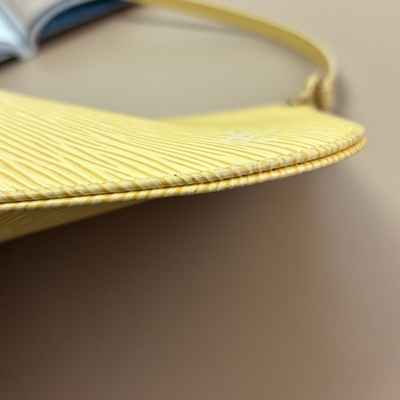 ::LOUIS VUITTON:: LV M5262A 米黃色EPI皮革吸釦橫式手提肩背包-7
