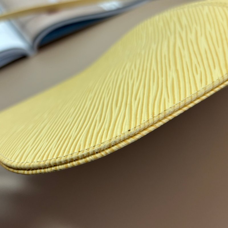 ::LOUIS VUITTON:: LV M5262A 米黃色EPI皮革吸釦橫式手提肩背包-8